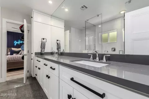 Bath - 4008 E Fairmount Ave, Phoenix, AZ 85018 photo 6 of 7