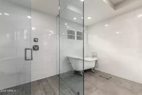 Bath - 4008 E Fairmount Ave, Phoenix, AZ 85018 photo 3 of 7