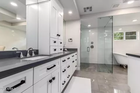 Bath - 4008 E Fairmount Ave, Phoenix, AZ 85018 photo 2 of 7
