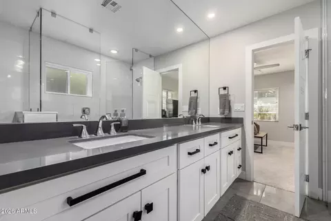 Bath - 4008 E Fairmount Ave, Phoenix, AZ 85018 photo 5 of 7
