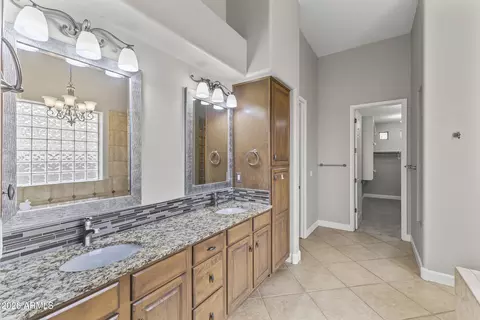 Bath - 415 E Desert Wind Dr, Phoenix, AZ 85048 photo 4 of 6