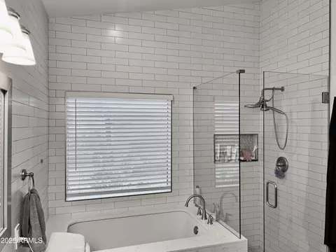 Bath - 1233 E Redfield Rd, Phoenix, AZ 85022 photo 3 of 8