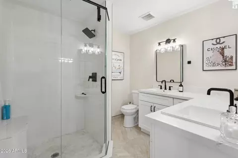 Bath - 2818 E Clarendon Ave, Phoenix, AZ 85016 photo 2 of 5