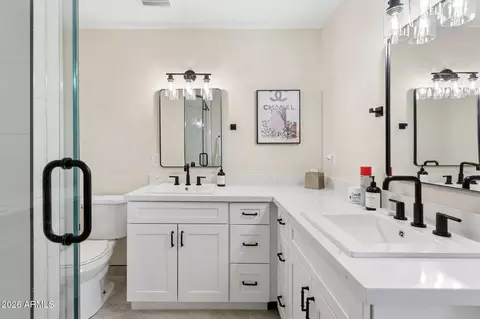 Bath - 2818 E Clarendon Ave, Phoenix, AZ 85016 photo 1 of 5