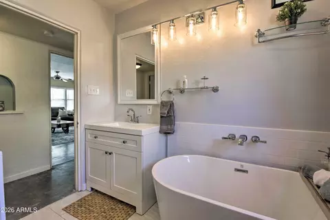 Bath - 1815 N 16th Ave, Phoenix, AZ 85007 photo 1 of 2