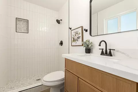 Bath - 628 E Papago Dr, Tempe, AZ 85288 photo 1 of 2