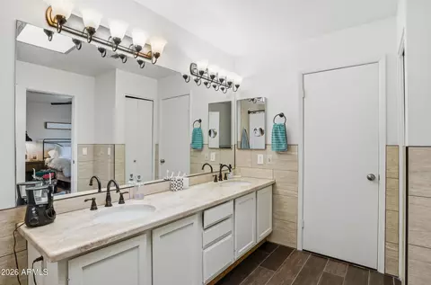 Bath - 1413 E Vaughn Ave, Gilbert, AZ 85234 photo 2 of 5