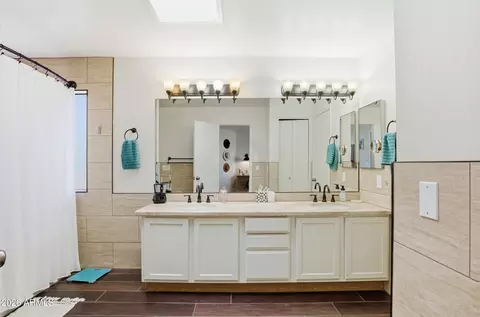 Bath - 1413 E Vaughn Ave, Gilbert, AZ 85234 photo 1 of 5
