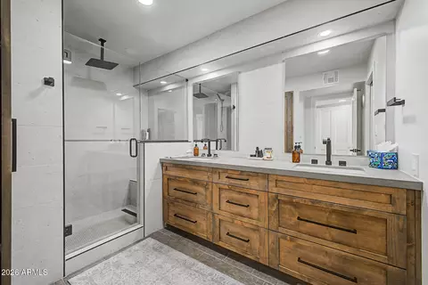 Bath - 77 E Missouri Ave #60, Phoenix, AZ 85012 photo 2 of 4