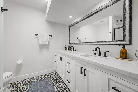 Bath - 77 E Missouri Ave #60, Phoenix, AZ 85012 photo 3 of 4