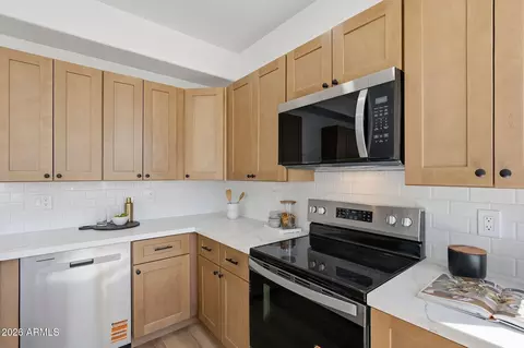 Kitchen - 2109 E Saltsage Dr, Phoenix, AZ 85048 photo 2 of 6