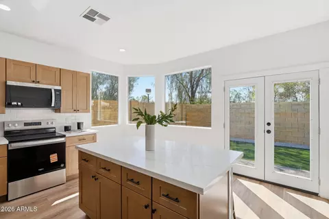 Kitchen - 2109 E Saltsage Dr, Phoenix, AZ 85048 photo 5 of 6