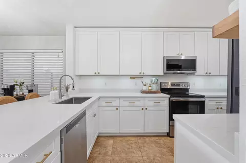 Kitchen - 1300 S Heritage Dr, Gilbert, AZ 85296 photo 2 of 4