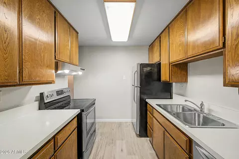 Kitchen - 5525 E Thomas Rd #H2, Phoenix, AZ 85018 photo 1 of 2