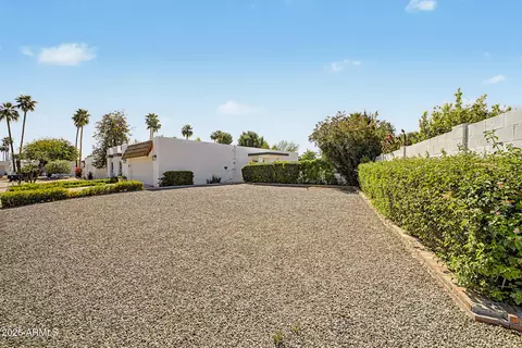 Exterior - 621 E Calavar Rd, Phoenix, AZ 85022 photo 2 of 9
