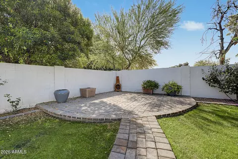 Exterior - 621 E Calavar Rd, Phoenix, AZ 85022 photo 8 of 9