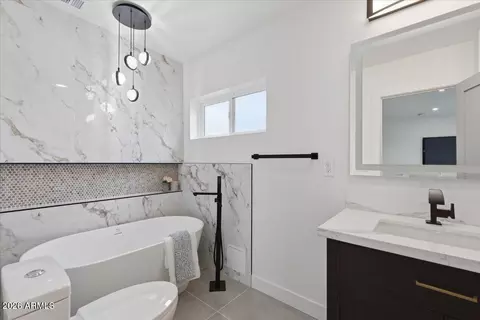 Bath - 2218 E Sunnyside Dr, Phoenix, AZ 85028 photo 2 of 7