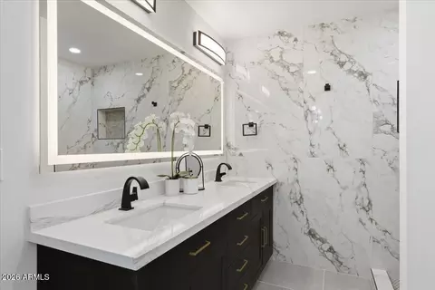 Bath - 2218 E Sunnyside Dr, Phoenix, AZ 85028 photo 3 of 7