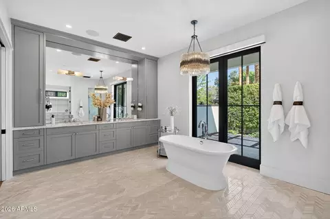 Bath - 5617 E Montecito Ave, Phoenix, AZ 85018 photo 1 of 8