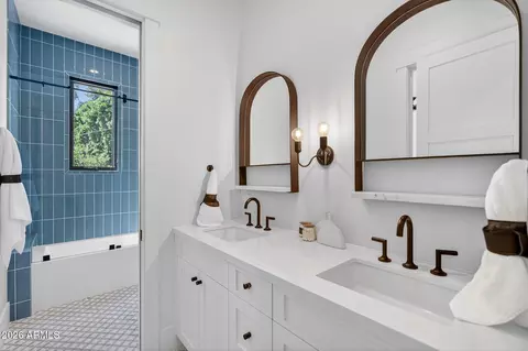 Bath - 5617 E Montecito Ave, Phoenix, AZ 85018 photo 4 of 8