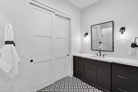 Bath - 5617 E Montecito Ave, Phoenix, AZ 85018 photo 5 of 8