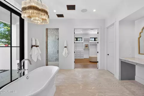Bath - 5617 E Montecito Ave, Phoenix, AZ 85018 photo 2 of 8
