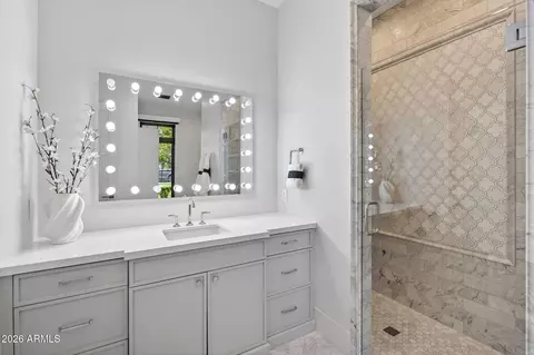 Bath - 5617 E Montecito Ave, Phoenix, AZ 85018 photo 6 of 8