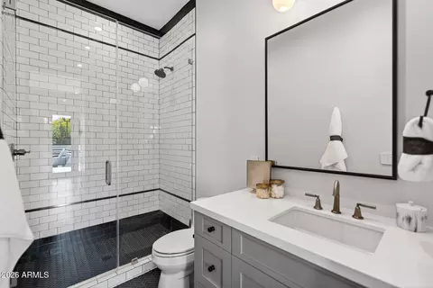 Bath - 5617 E Montecito Ave, Phoenix, AZ 85018 photo 8 of 8