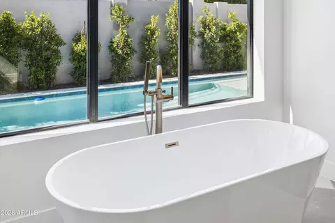 Bath - 4206 E Whitton Ave, Phoenix, AZ 85018 photo 4 of 10