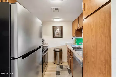 Kitchen - 3033 E Devonshire Ave #2009, Phoenix, AZ 85016 photo 2 of 5