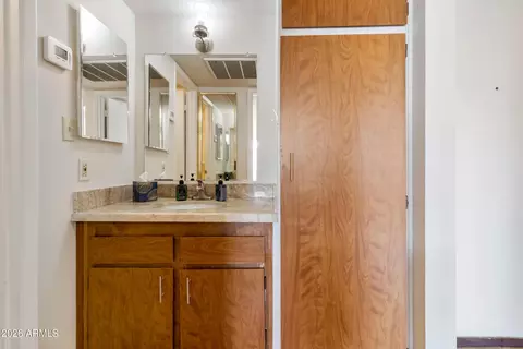 Bath - 3033 E Devonshire Ave #2009, Phoenix, AZ 85016 photo 3 of 3