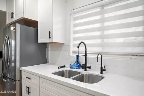 Kitchen - 3911 N 13th Way, Phoenix, AZ 85014 photo 4 of 5