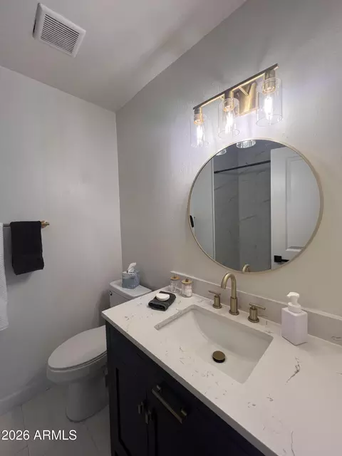 Bath - 3911 N 13th Way, Phoenix, AZ 85014 photo 6 of 7