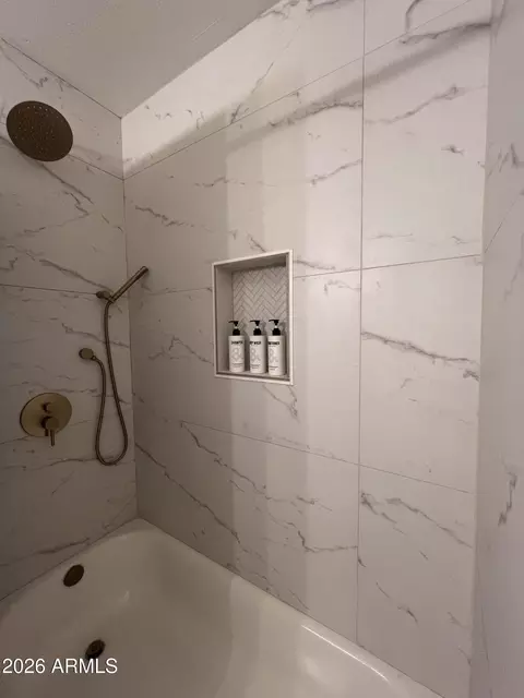 Bath - 3911 N 13th Way, Phoenix, AZ 85014 photo 3 of 7