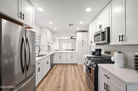 Kitchen - 3911 N 13th Way, Phoenix, AZ 85014 photo 2 of 5