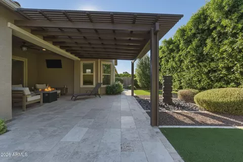 1104 E Knightsbridge Way, Gilbert, AZ 85297 photo 2