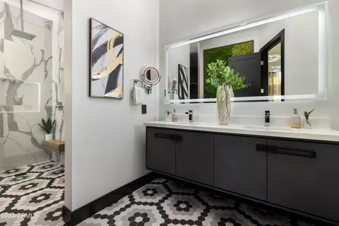 Bath - 3045 N Marigold Dr, Phoenix, AZ 85018 photo 1 of 7