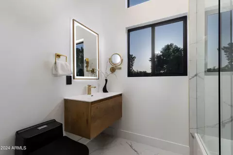 Bath - 3045 N Marigold Dr, Phoenix, AZ 85018 photo 4 of 7