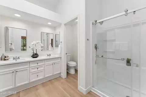 Bath - 3326 N 42nd St, Phoenix, AZ 85018 photo 2 of 3