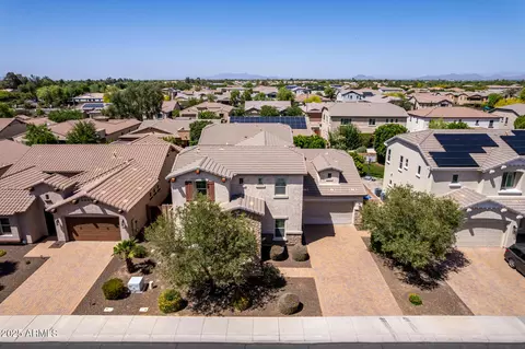 View/Area - 882 E Parkview Dr, Gilbert, AZ 85295 photo 2 of 7