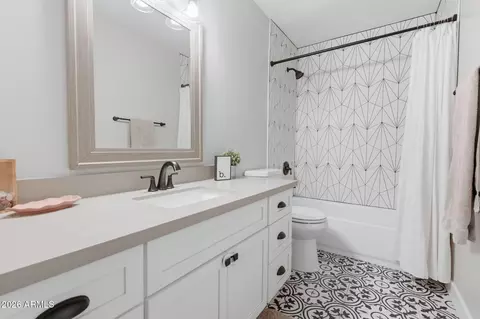 Bath - 2926 W Lamar Rd, Phoenix, AZ 85017 photo 2 of 2