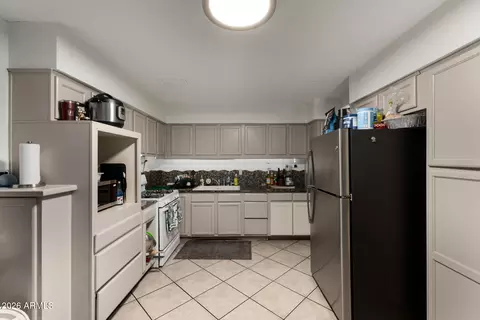 Kitchen - 6952 W Wolf St, Phoenix, AZ 85033 photo 1 of 2