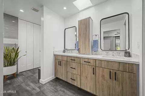 Bath - 7013 N Barbados Pl, Phoenix, AZ 85021 photo 1 of 4