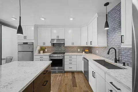 Kitchen - 7013 N Barbados Pl, Phoenix, AZ 85021 photo 4 of 6