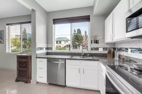Kitchen - 706 E Washington St #204, Phoenix, AZ 85034 photo 3 of 4