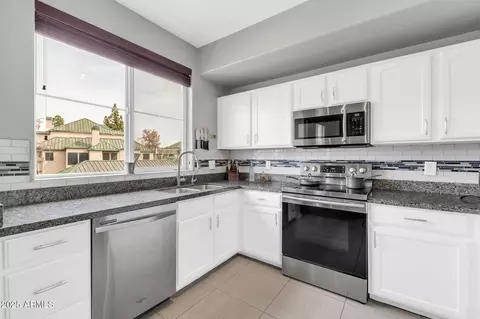 Kitchen - 706 E Washington St #204, Phoenix, AZ 85034 photo 2 of 4