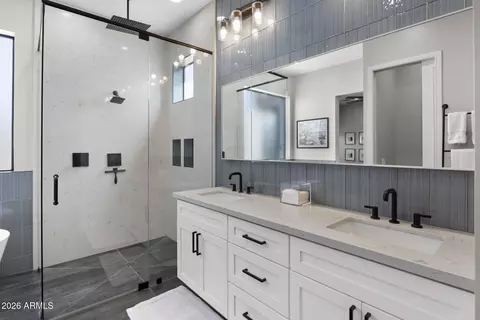 Bath - 3927 N 13th Pl, Phoenix, AZ 85014 photo 4 of 8