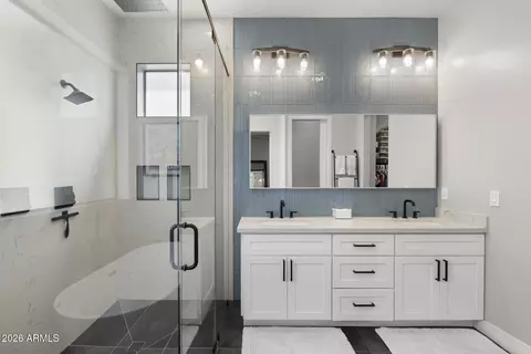 Bath - 3927 N 13th Pl, Phoenix, AZ 85014 photo 2 of 8