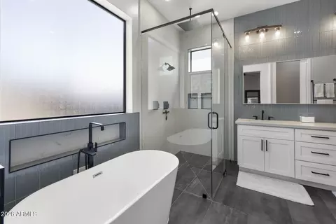 Bath - 3927 N 13th Pl, Phoenix, AZ 85014 photo 1 of 8