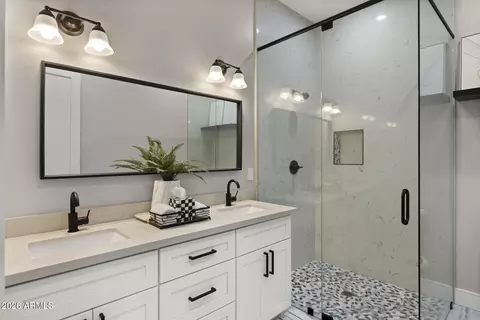 Bath - 3927 N 13th Pl, Phoenix, AZ 85014 photo 6 of 8